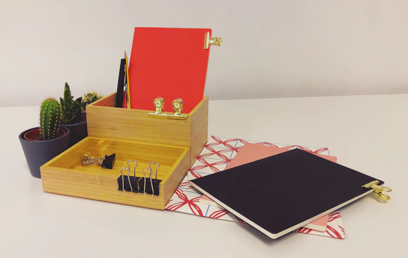 キーボード手前のメモが腕に触れていたので、モニターアームのポールに小型クリップを足して机面を空けた