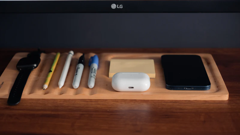 充電のたびにUSB-Cケーブルを差し替えるのをやめて、前面ポート付きUSBハブで着席後の流れを整えた