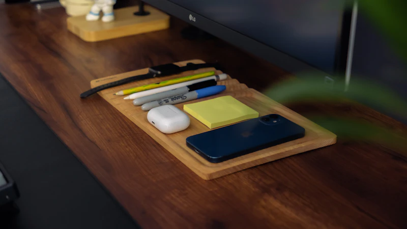 モニター下で外付けSSDが滑って邪魔になるので、マグネット式ホルダーで定位置を作った話