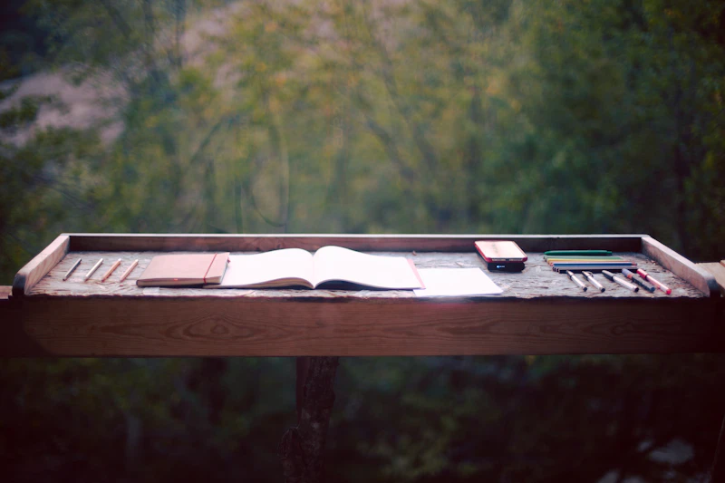 ケーブル付き電源タップを足元から天板裏へ移して、立ち上がり作業のしゃがむ回数を減らした