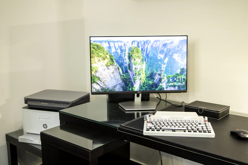 左手前のスマホが通知のたびに気になるので、縦置きスタンドで視線の逃げ場を決めた