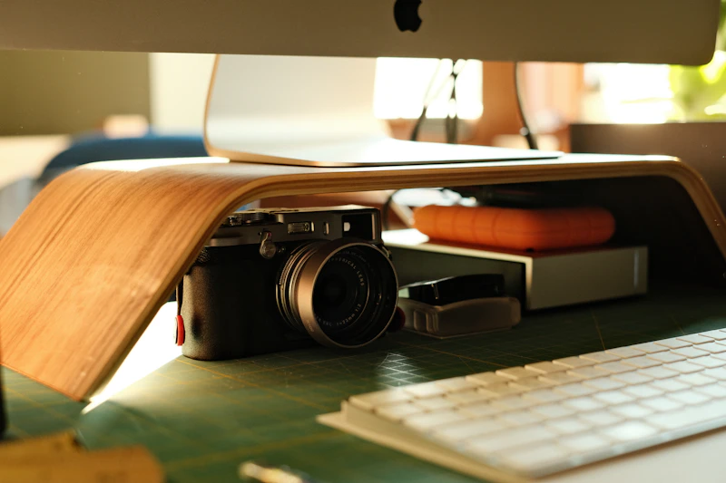 左奥のメモ帳が遠くて手が止まるので、キーボード手前に薄い書き置きスペースを作った