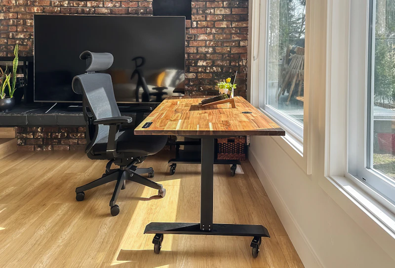 書類確認のたびに視線が迷うので、ノートPC横に縦置きタブレットスタンドを固定した