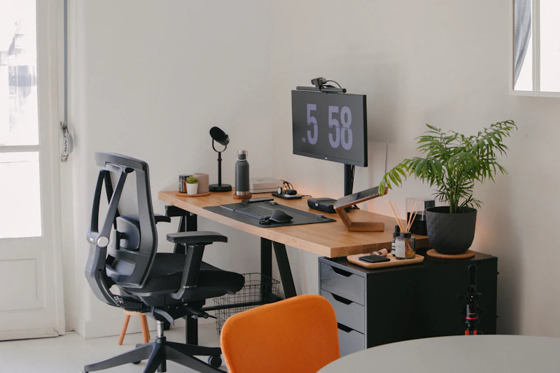 モニター下のリモコンが散って集中が切れるので、浅いデスクトレーで「戻す位置」を先に決めた